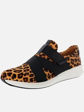 CLARKS WOMEN'S UN RIO STRAP HOOK & LOOP COMFORT SNEAKERS Sz 8